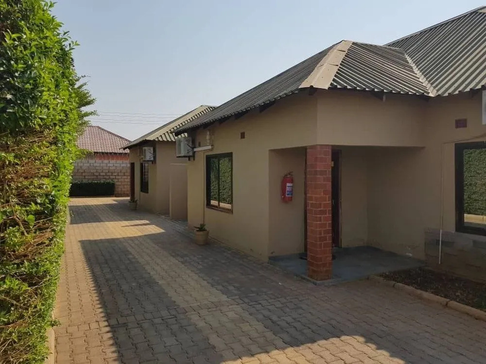 Ticheze Lodge And Car Hire