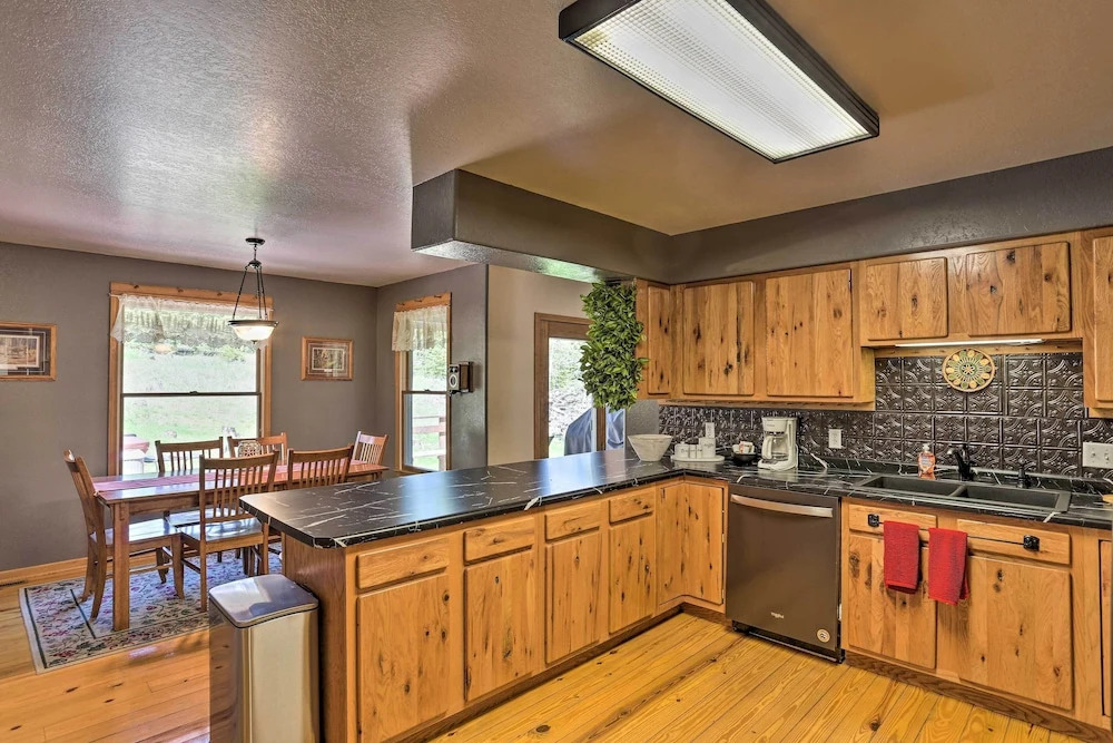Spacious Home w/ Hot Tub, 3 Mi to Deer Mtn
