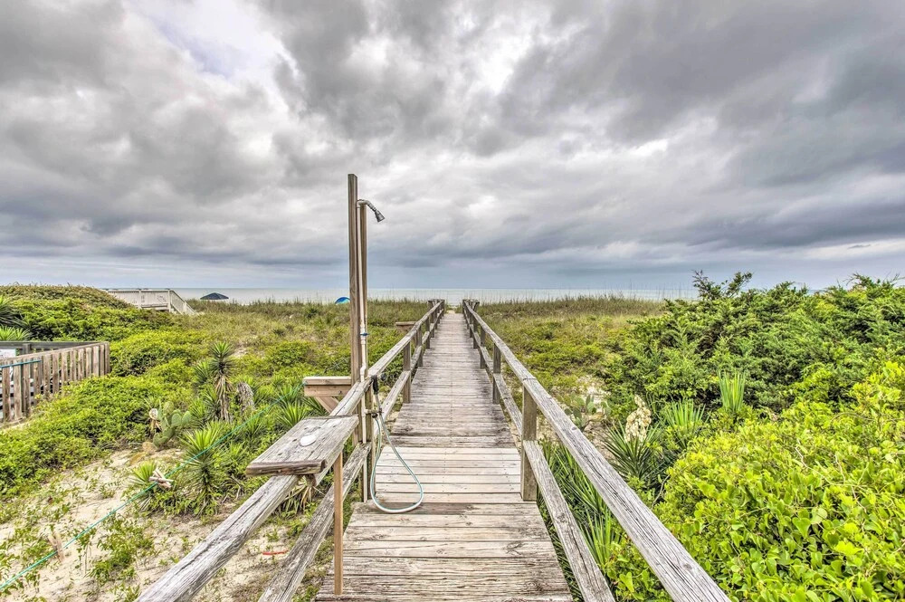 Rustic Beachfront Cottage w/ Deck & Boardwalk
