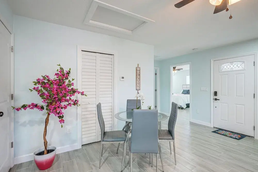 Vibrant Tampa Home: Perfect for Long Stays!