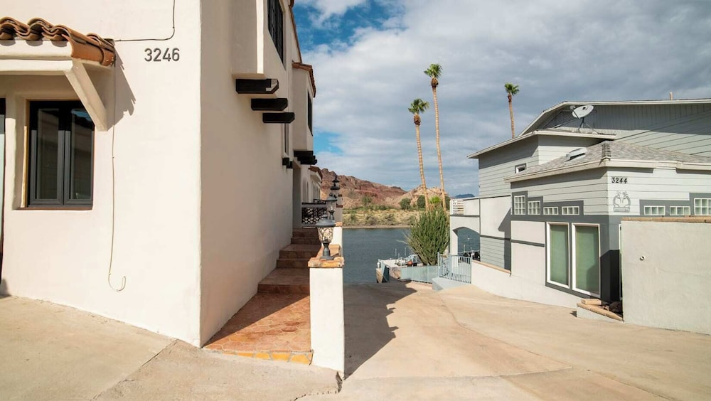 Gorgeous Hacienda on the River! Private Dock!