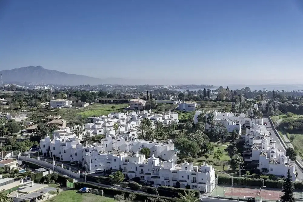 LL- 1 bedroom apt close to Laguna Village Estepona