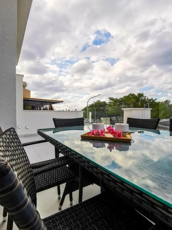 Phaedrus Living - Seaside Executive Flat Harbour 203