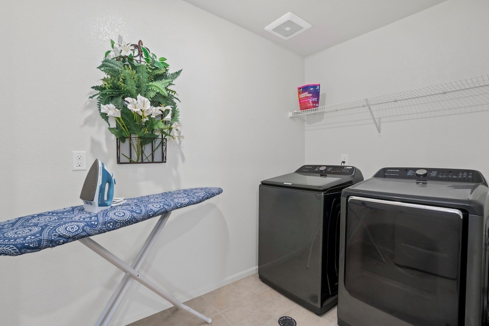 Pelican Landing Modern 3BD in Lakes at Centerra