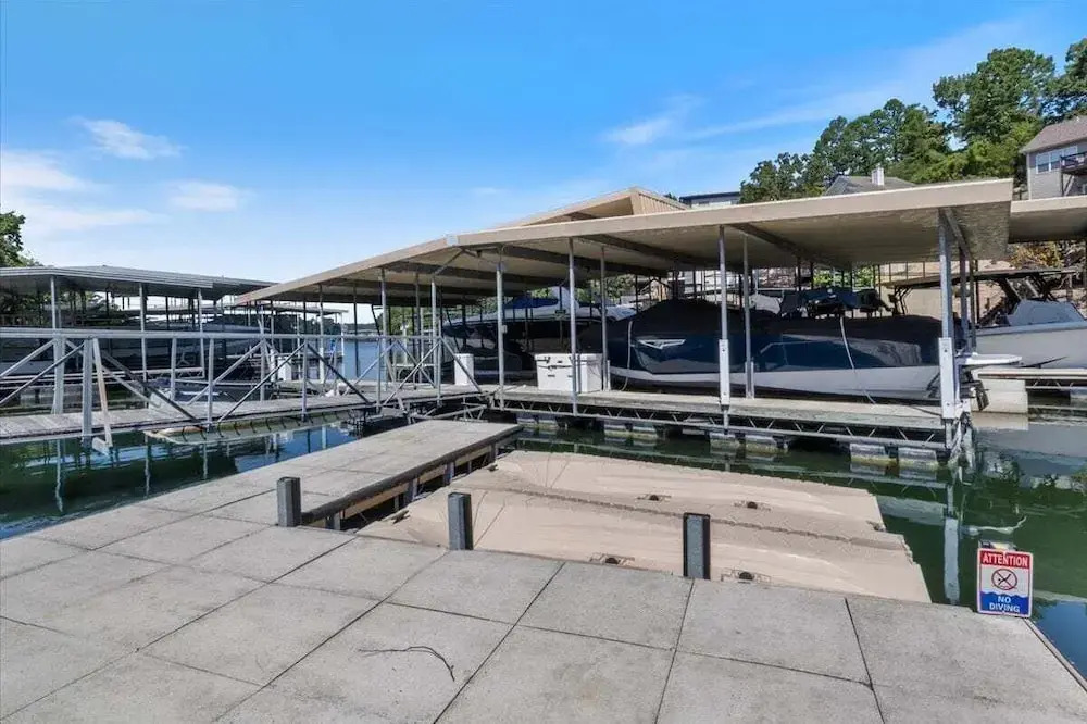 Amazing Wall of Windows, Swim Dock & Pet Friendly