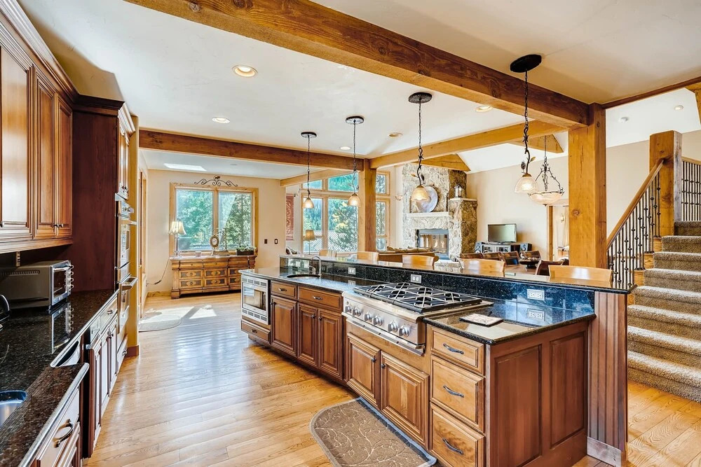 Private Hot Tub & Walking Distance To Gondola-4br Sleeps 14 4 Bedroom Home