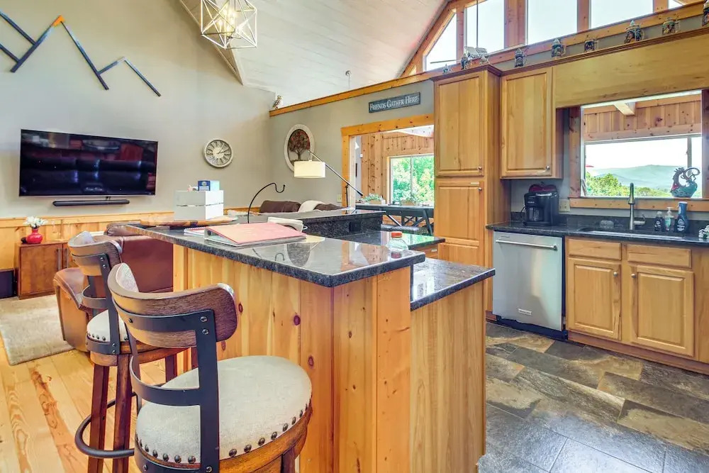Ellijay Cabin w/ Hot Tub & Mountain Views