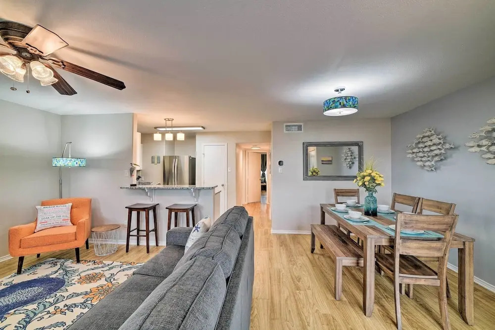 Corpus Christi Condo w/ Pool Access, Walk to Beach