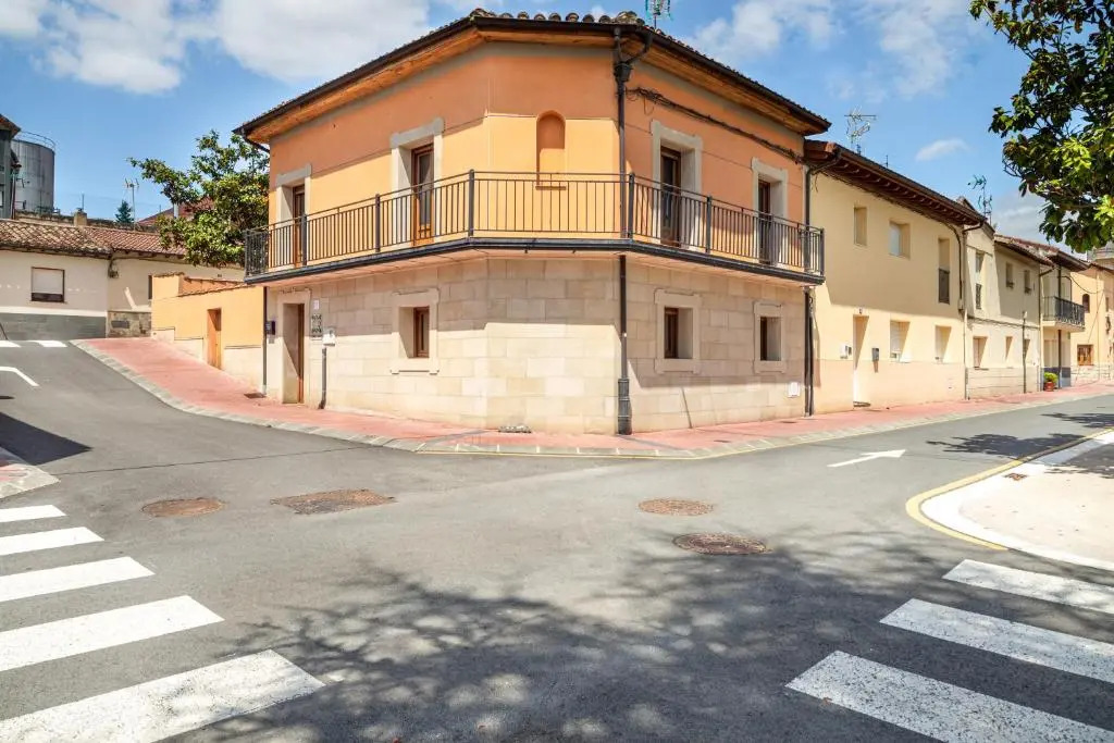 URIBE-ENEA Casa sola con amplio patio en Elciego con visita a bodega, siempre sujeta a disponibilidad