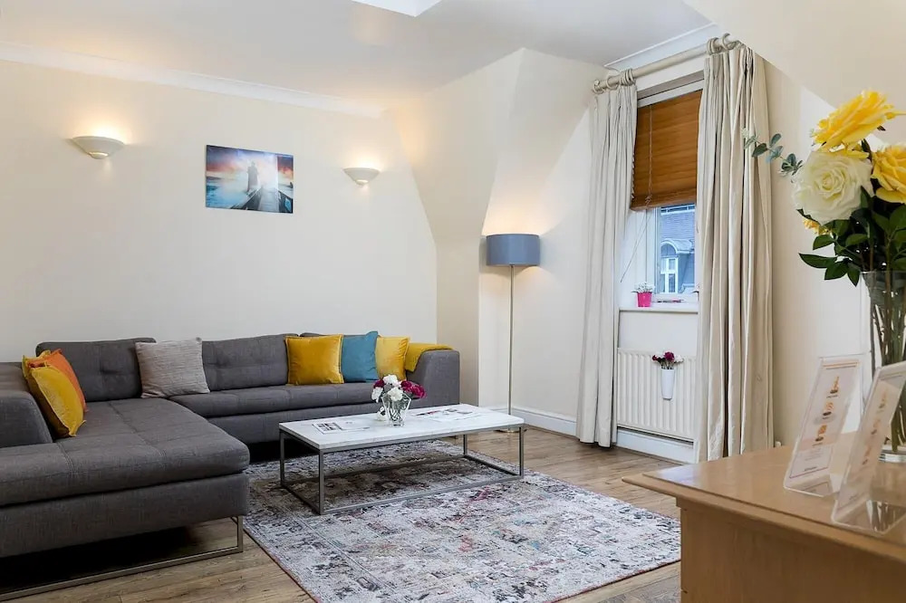 Large 1-bedroom Right Next to Oxford Street