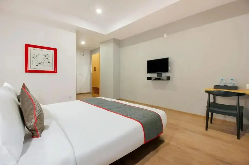 H Square by OYO Rooms