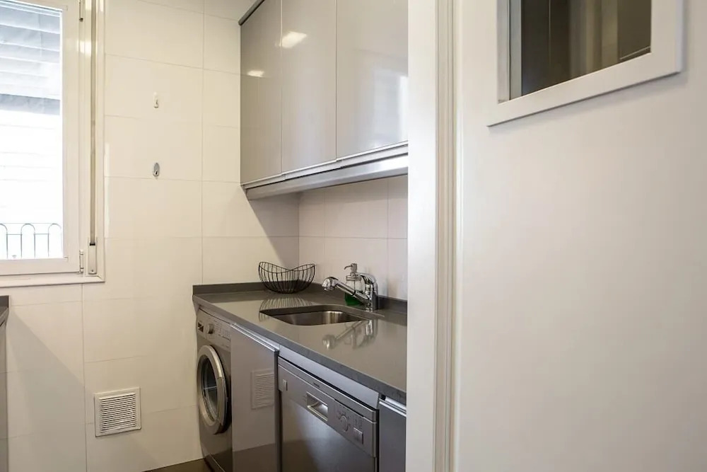 Beautiful 1 Bed Sleeps 6 W Terrace Heart of Madrid