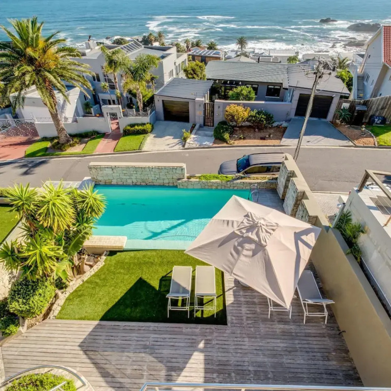 Multi-level Family Villa w Private Pool Views Lions Crest