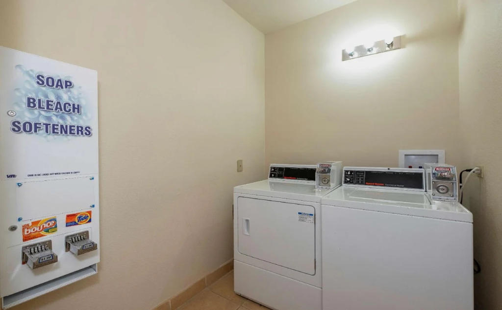 Econo Lodge Inn & Suites