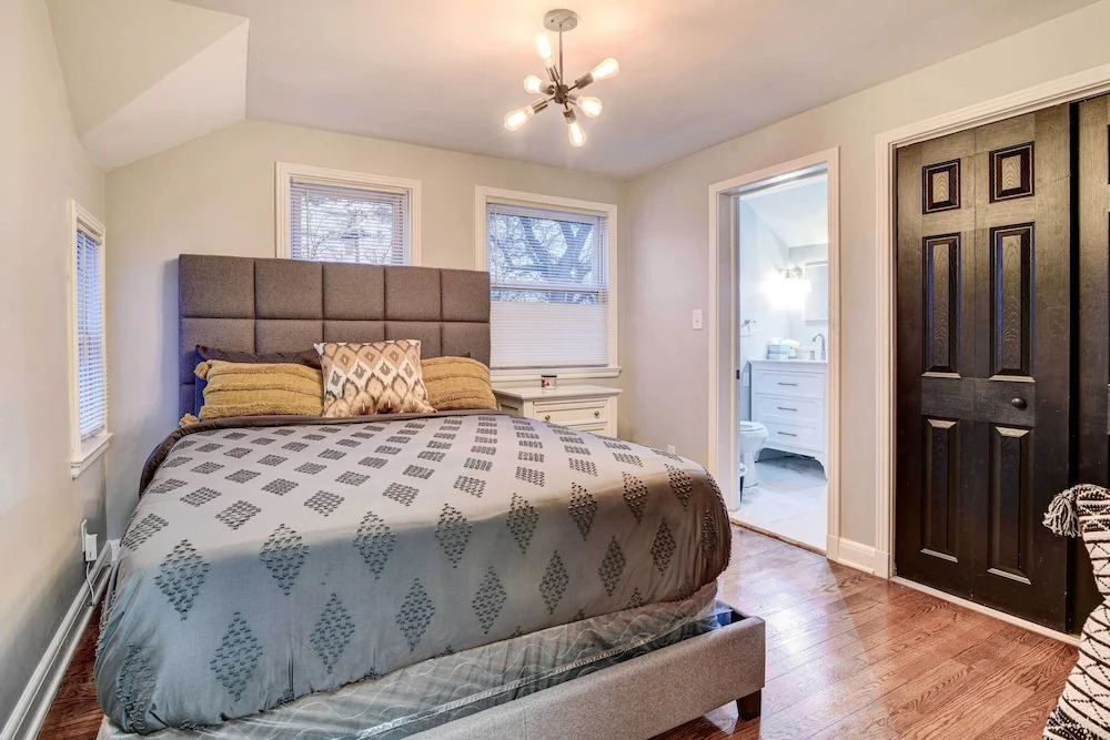 Luxurious Detroit Home - Walk to Golf and Park!