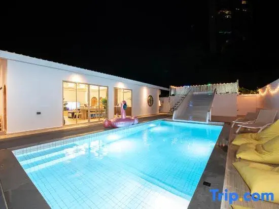 De Beach pool villa.  New Villa 3 min walk from the beach 5 rooms