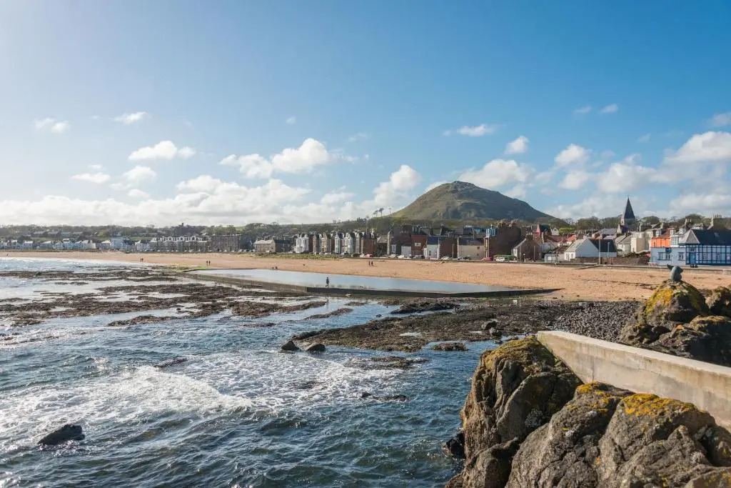 Bright 2 bed apartment North Berwick High Street
