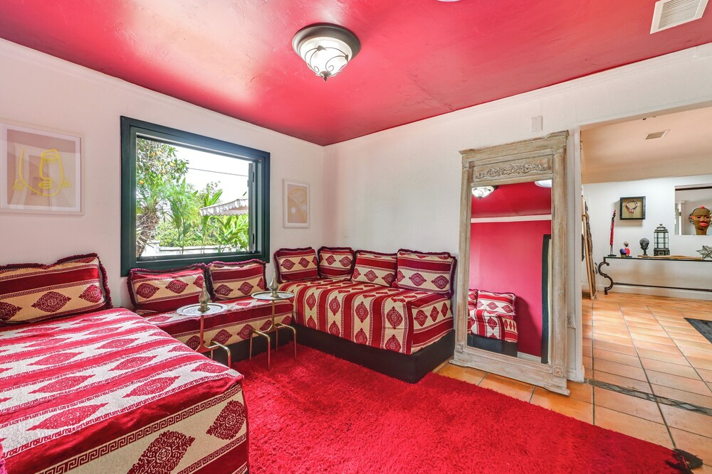 Gather & Unwind Outdoors, Stylish Vista Retreat!