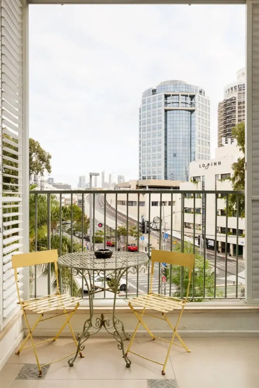 Vintage 3BR with Balcony by FeelHome