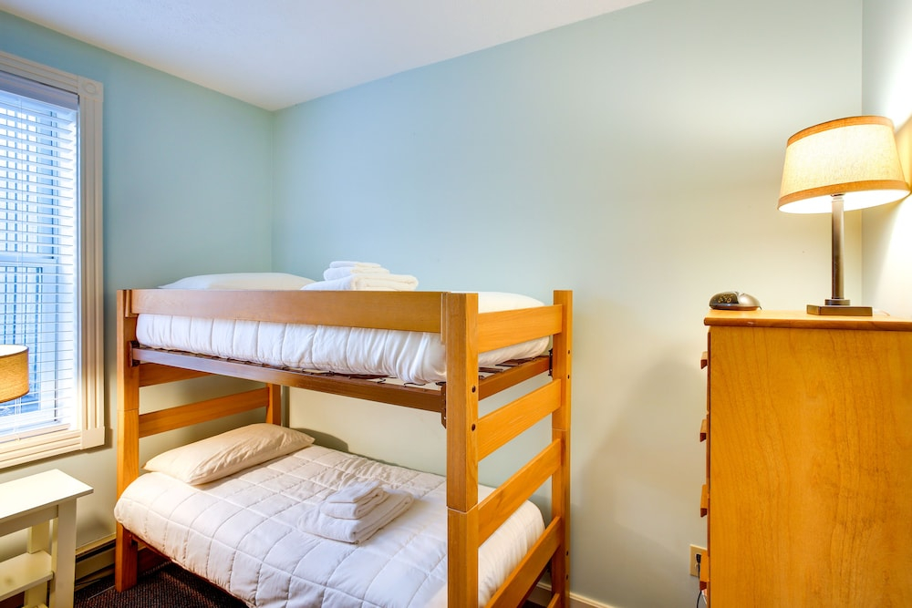 Glen Arbor Vacation Rental w/ Views of Lake!