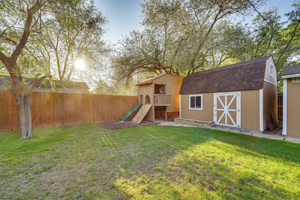 Lovely Lubbock Home w/ Furnished Deck & Grill