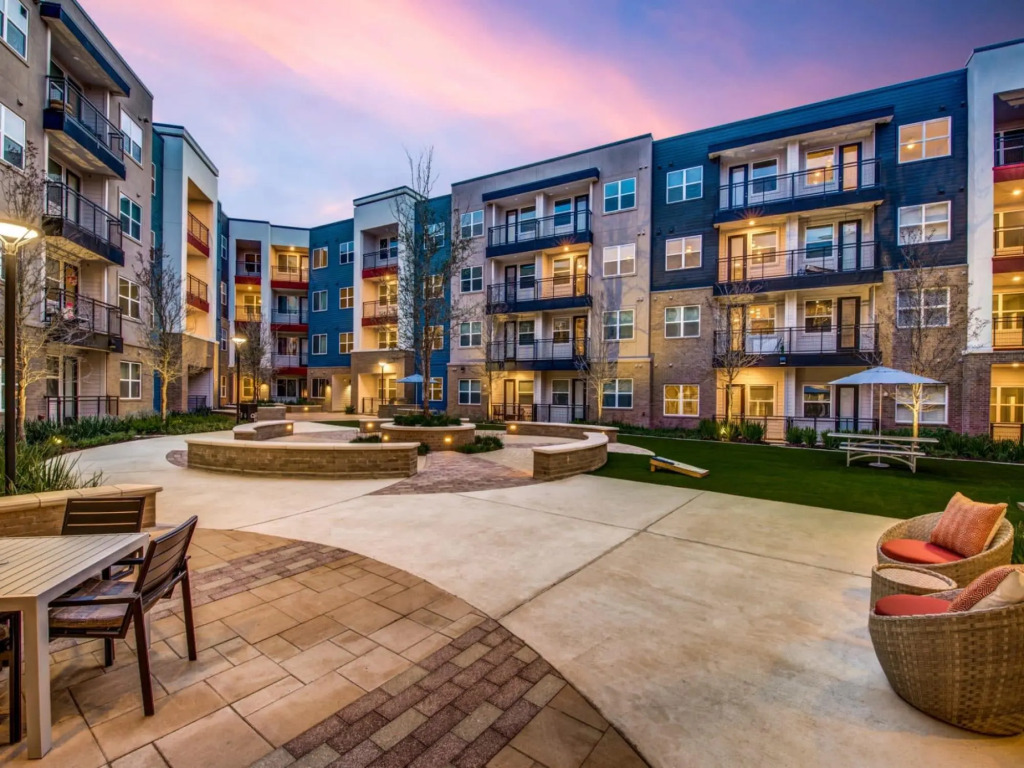 Modern & Chic 1BR Luxury Apts Close to Downtown & Airport