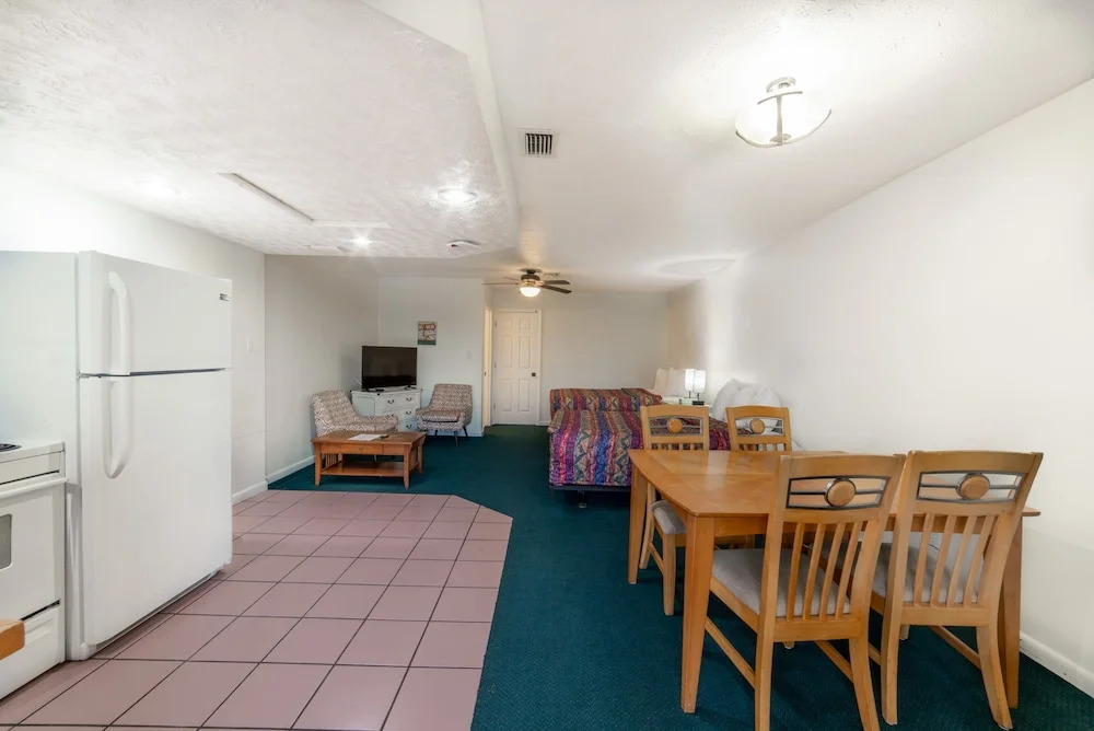 Captains Table Hotel by Everglades Adventures