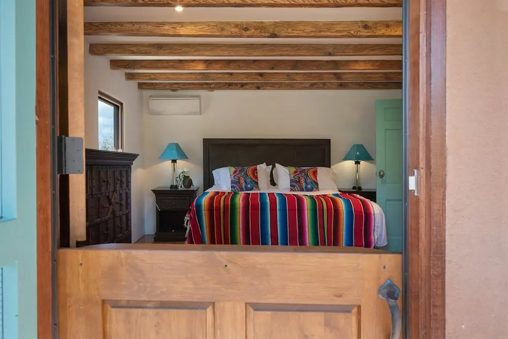 Dancing Hare - Colorful and Inviting Tesuque Home Right Next to Bishop`s Lodge