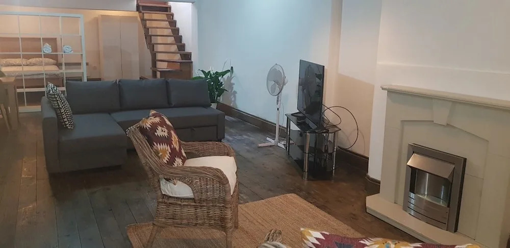 Studio Flat in Stoke Newington High Street