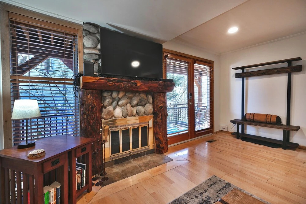 Woodside 11 1 Bedroom Condo by RedAwning