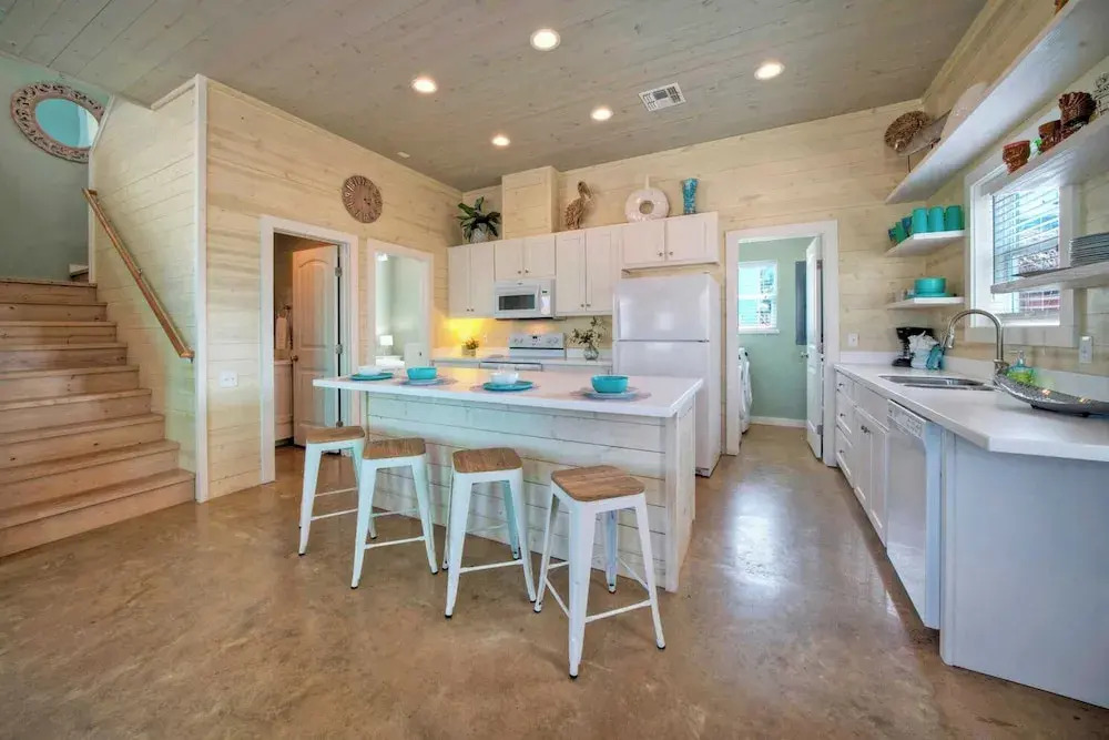 Sleeps 24, 2 Homes Pool, Backyard Tiki Bar, Fire Pit, Cornhole Walk to Beach