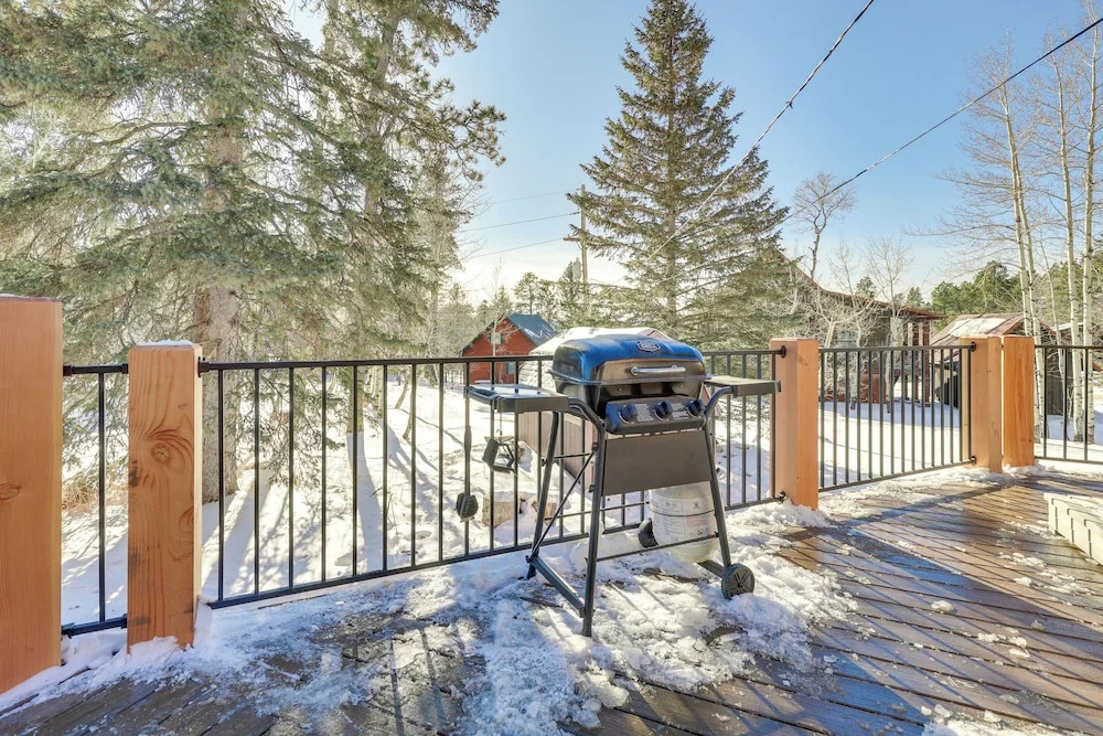 Cozy Lead Cabin w/ Deck < 1 Mi to Ski Slopes!
