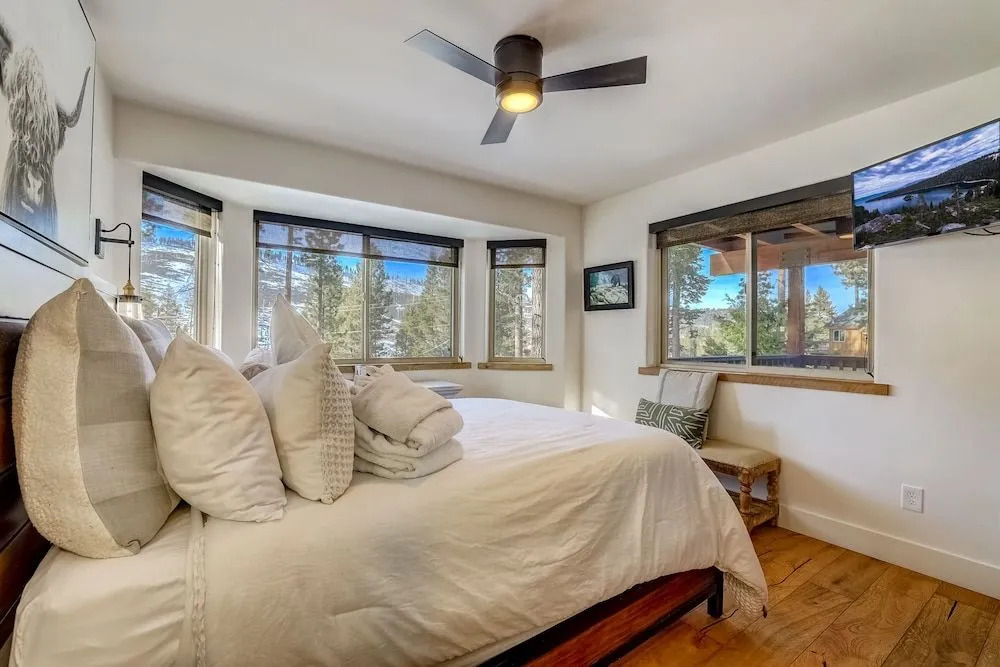 Luxe Mountain Chalet - Hot Tub, Man Cave, Foosball, Peloton