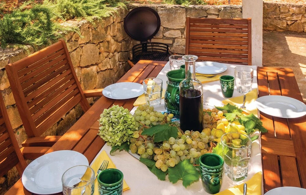 Amazing Apartment in Splitska With 3 Bedrooms and Wifi