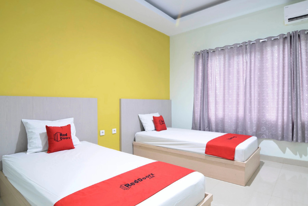 RedDoorz near Museum Keraton Surakarta