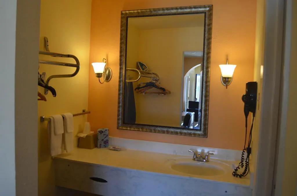 Summit Inn Hotel & Suites