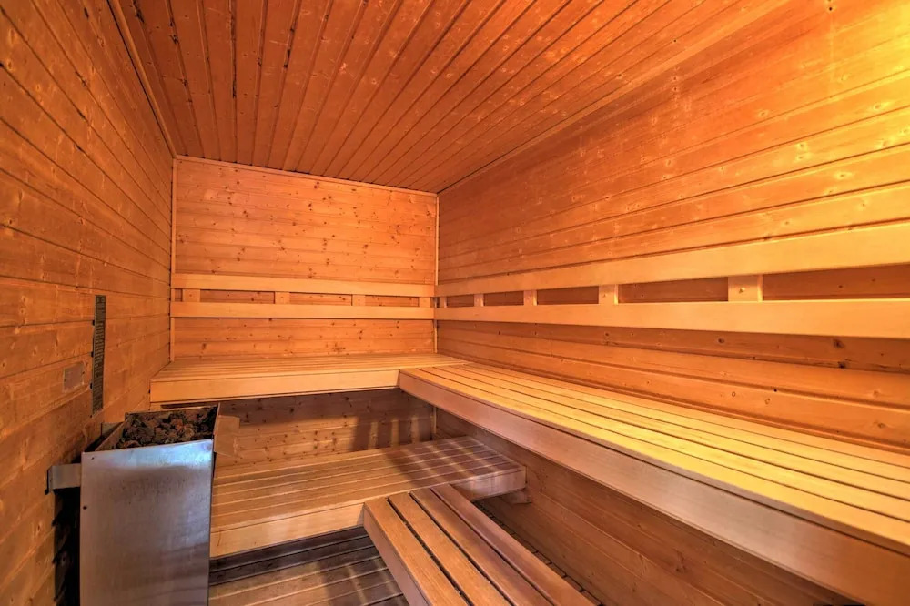 Economical 1 bedroom ski in/out condo just blocks from Main Street sleeps 4