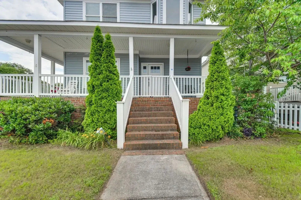 Inviting Norfolk Family Retreat: 1 Block to Beach!