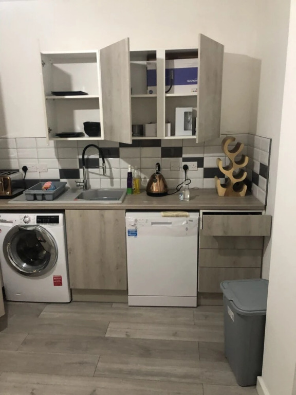 Stunning 1-bed Apartment With En-suite in Strood