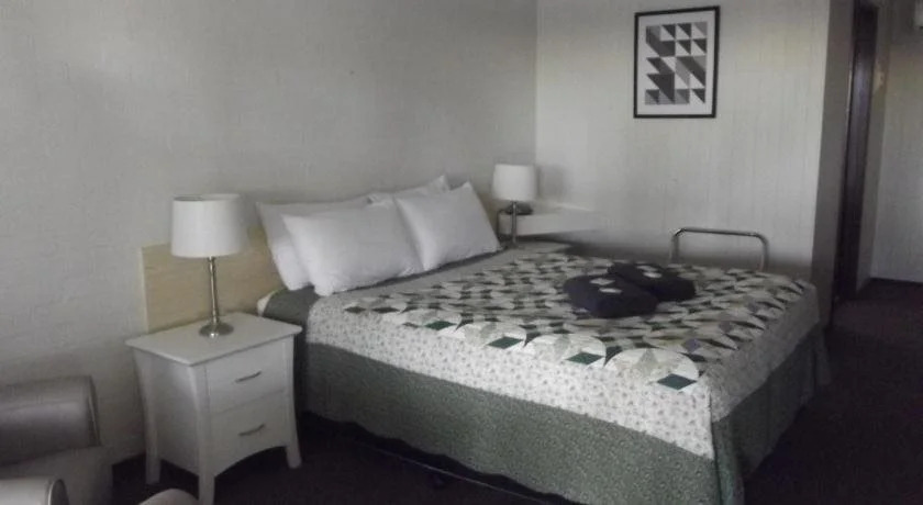 Country Roads Motor Inn