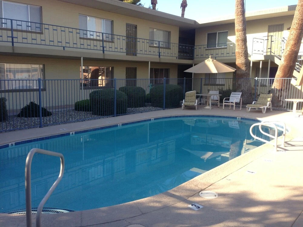 Mid century modern condo near Old Town, pool & BBQ