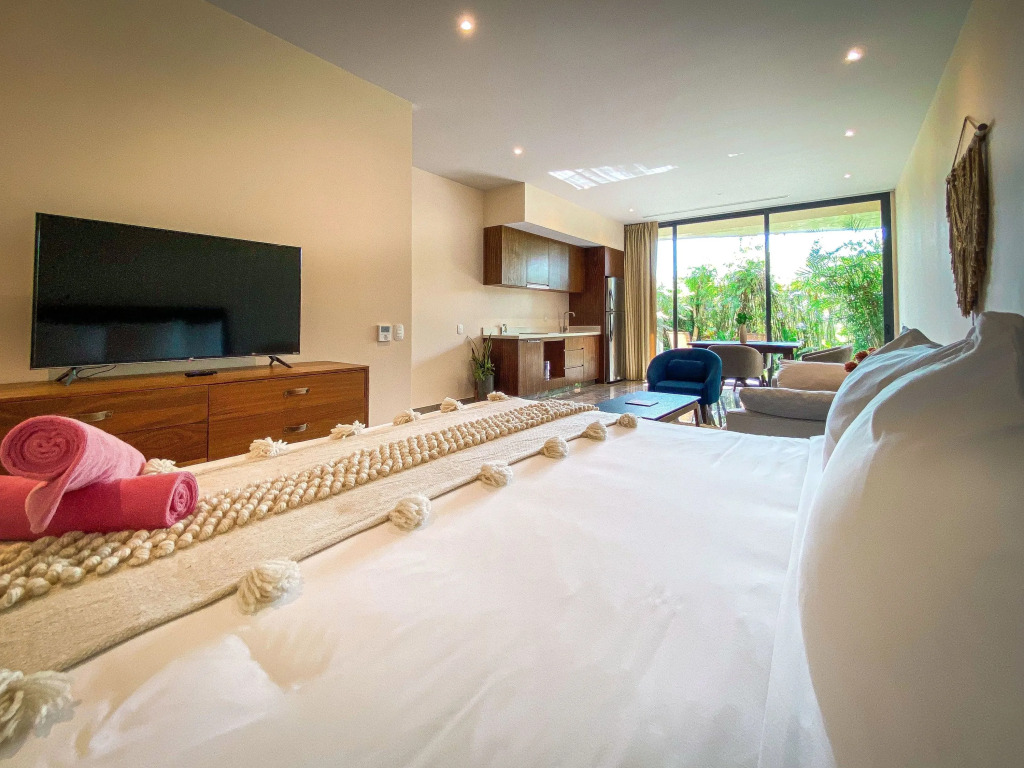 Pacific Corner Studio With Private Garden Light Bright