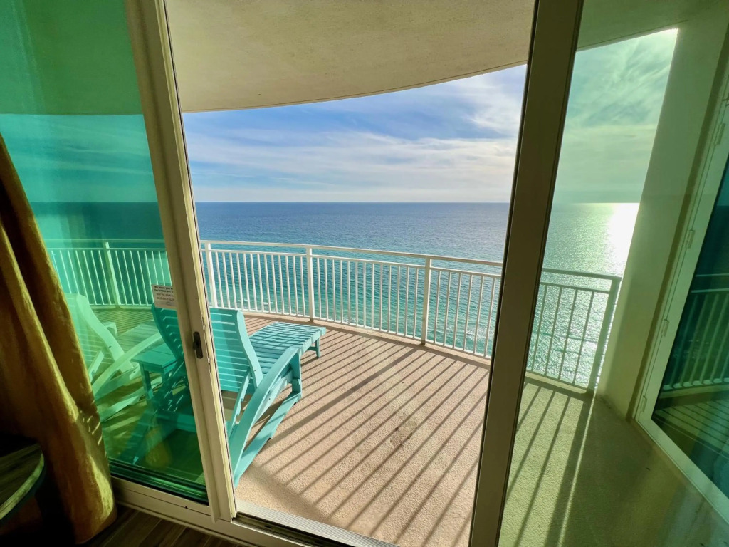 AQUA RESORT! Beachfront, 3 BR Condo! 2BR Beach Front! Sleeps 7! Free Beach Chairs