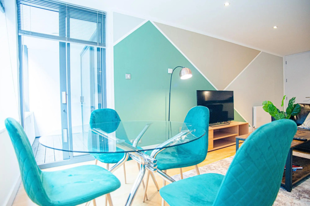 Spacious One Bed Apartment w Balcony in Farringdon