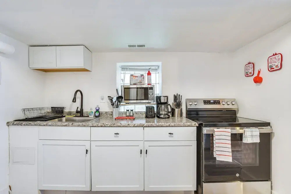 Dog-friendly Apt w/ Yard: 10 Mi to Downtown