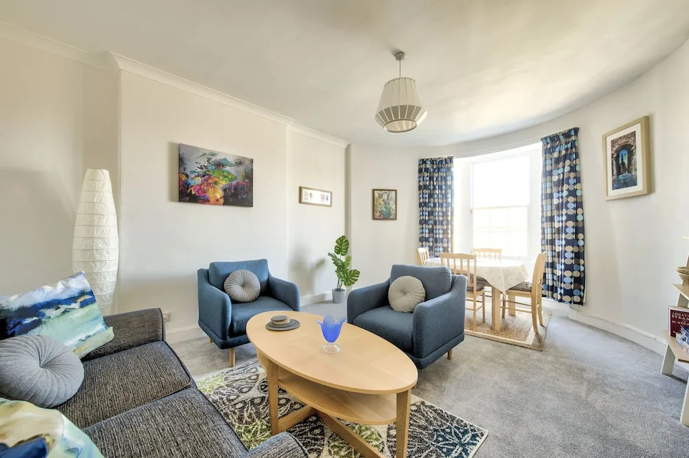 Spacious 2Br Home In New Town