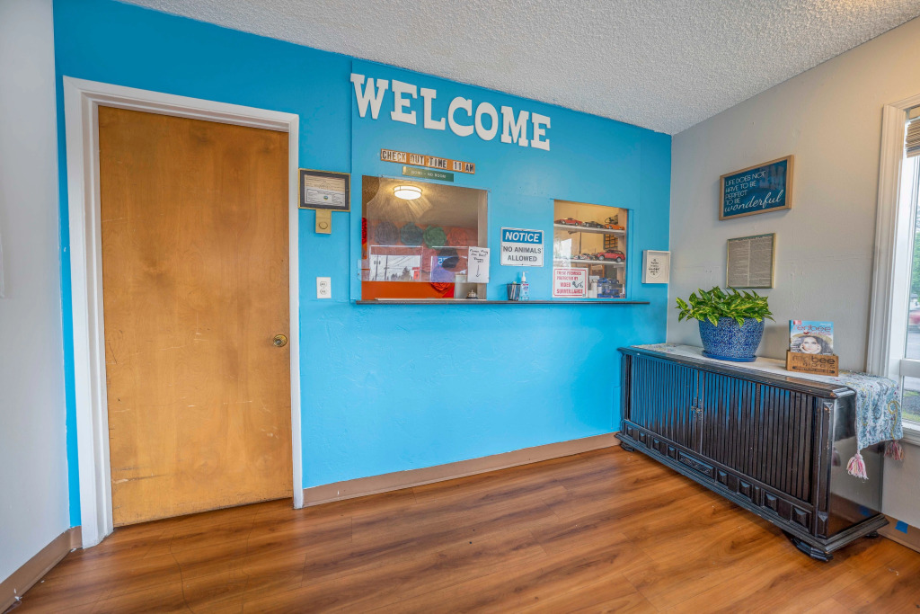 Royal Gateway Motel
