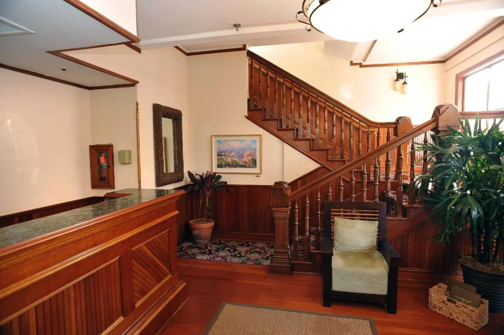 Lahaina Inn