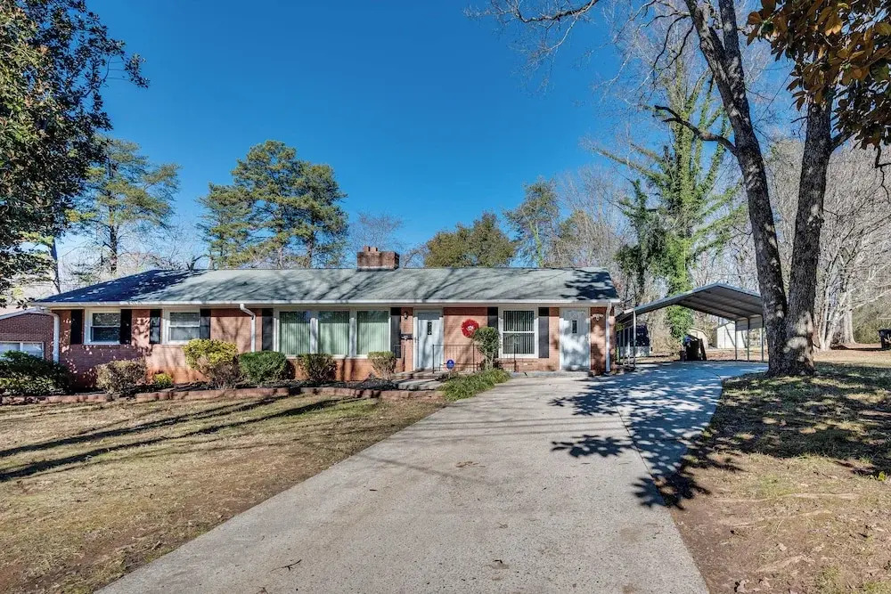 Spacious Lexington Abode w/ Pool Table & Fireplace