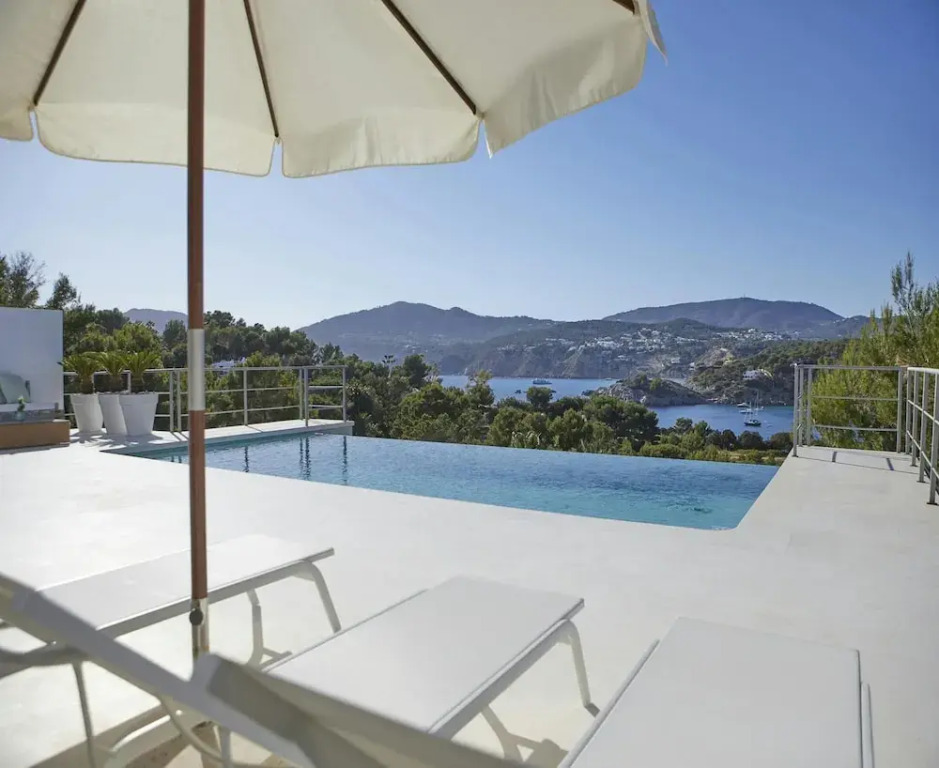Villa in Porroig with Stunning Sea Views